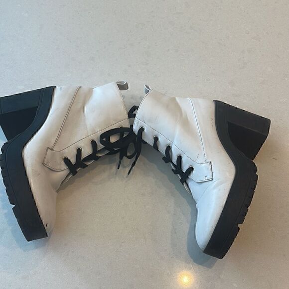Forever 21 women’s boots size 7, white wedge black ties fun for everyone. - Picture 5 of 8